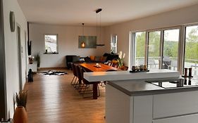 Traumhafter Ausblick, Modern Mit Komfort Und Stil